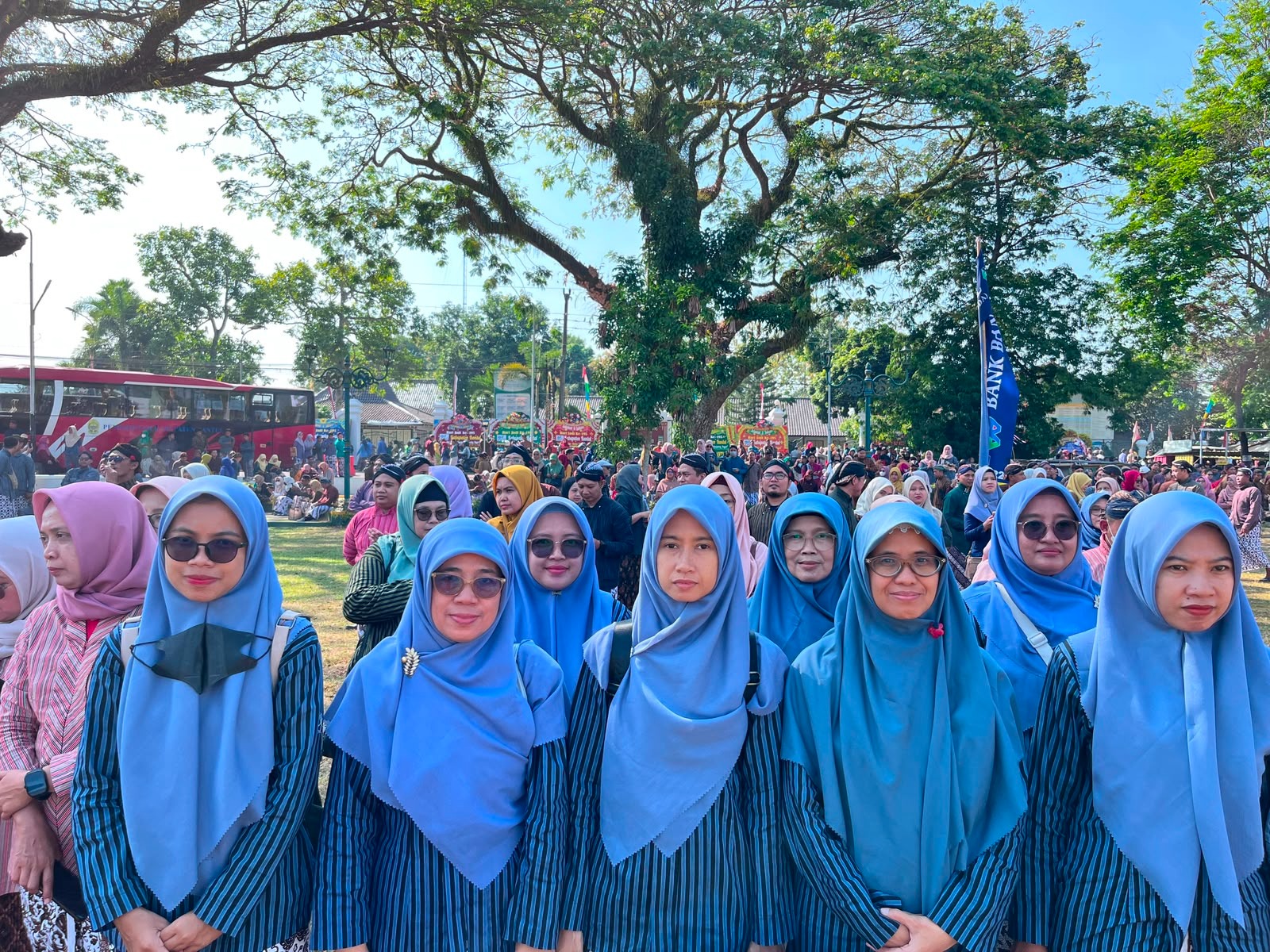 Mengenakan Busana Gagrak Yogyakarta, Guru MTsN 9 Bantul Semarakkan Hari Jadi Bantul ke-195